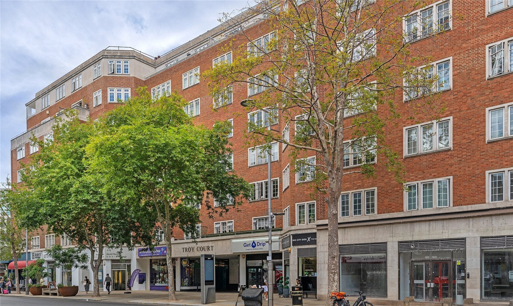Flat Kensington High Street in Greater London