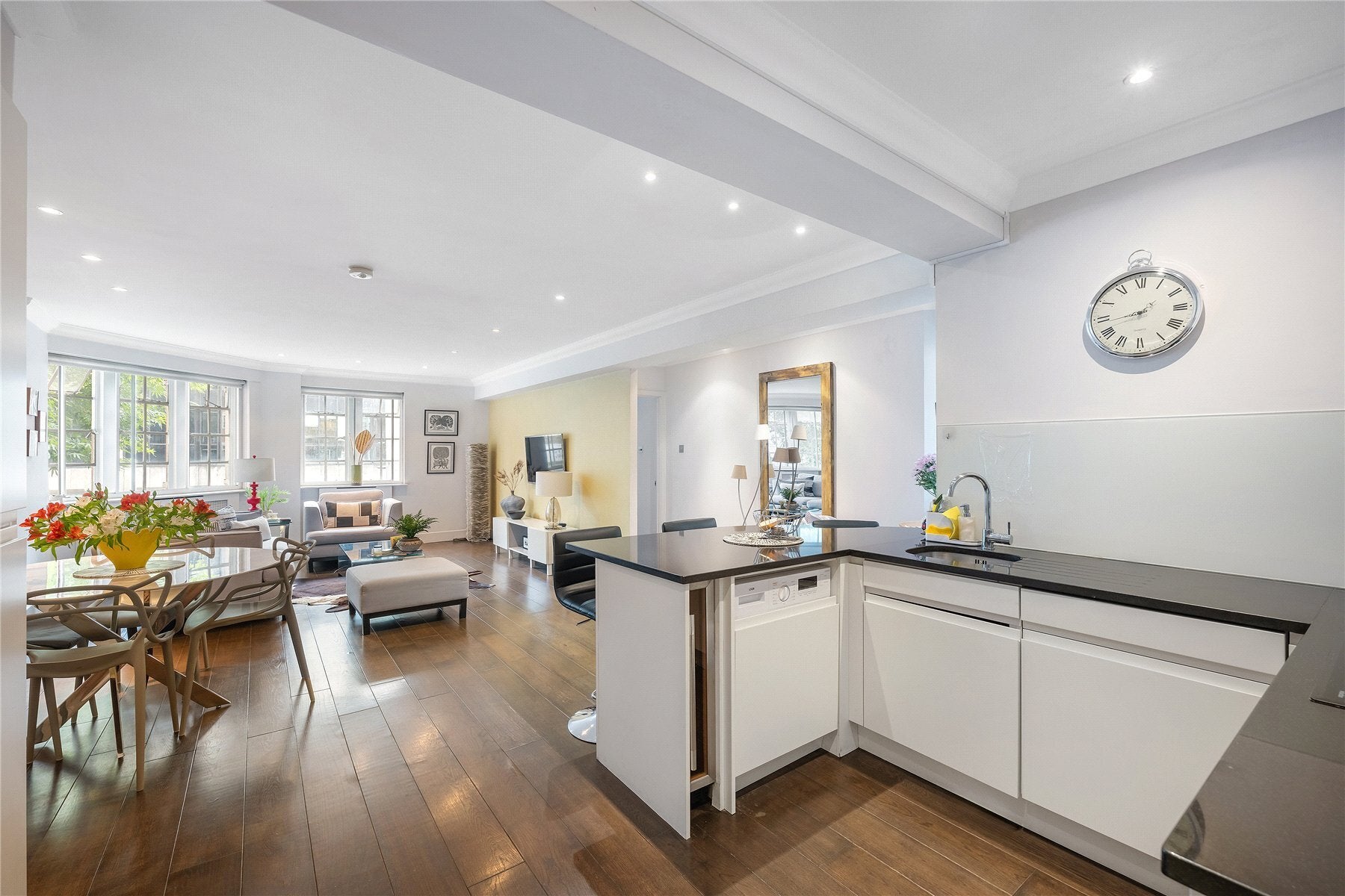 Flat Kensington High Street in Greater London