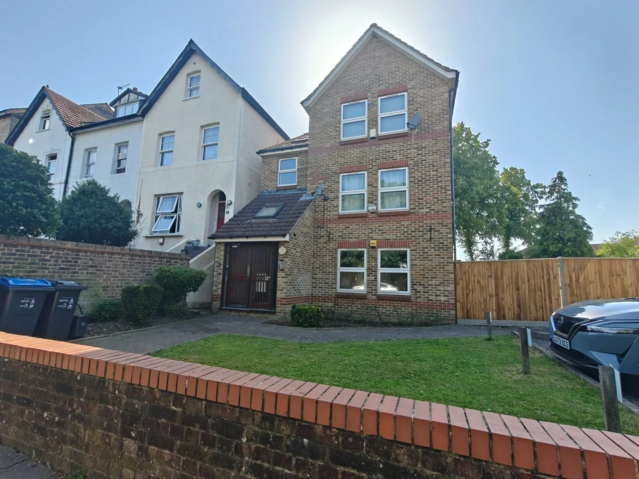 Flat Canning Road in Greater London
