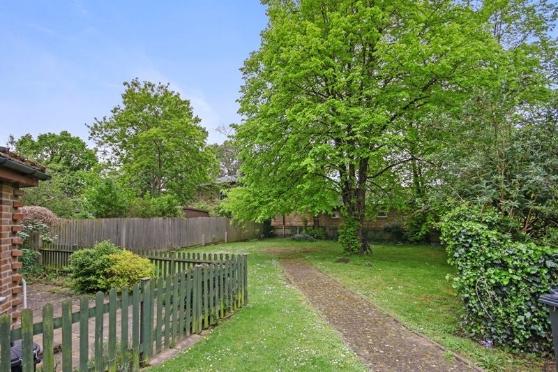 Flat Canning Road in Greater London