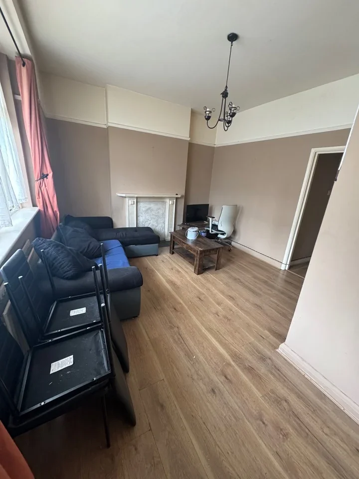 Flat Purley Park Road in Greater London