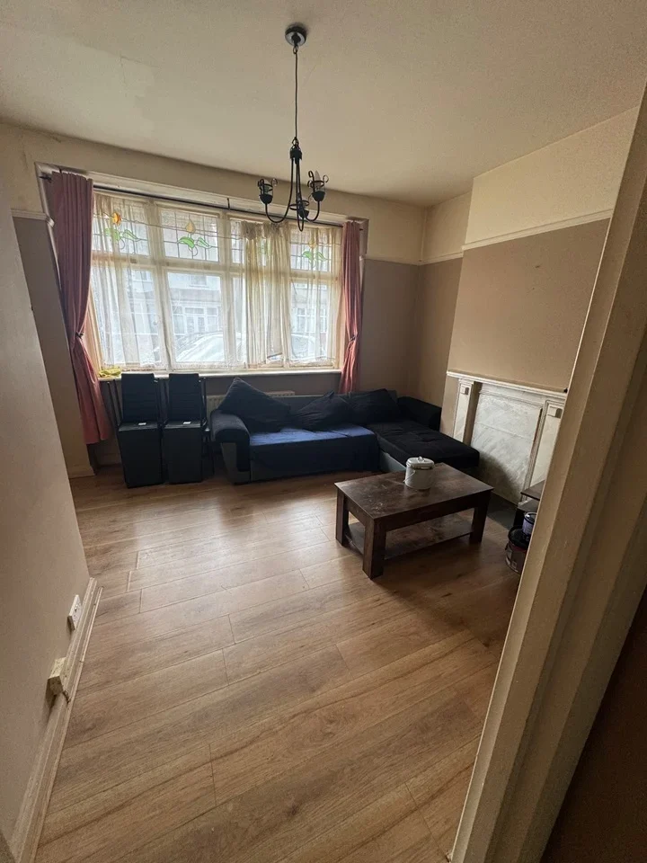 Flat Purley Park Road in Greater London