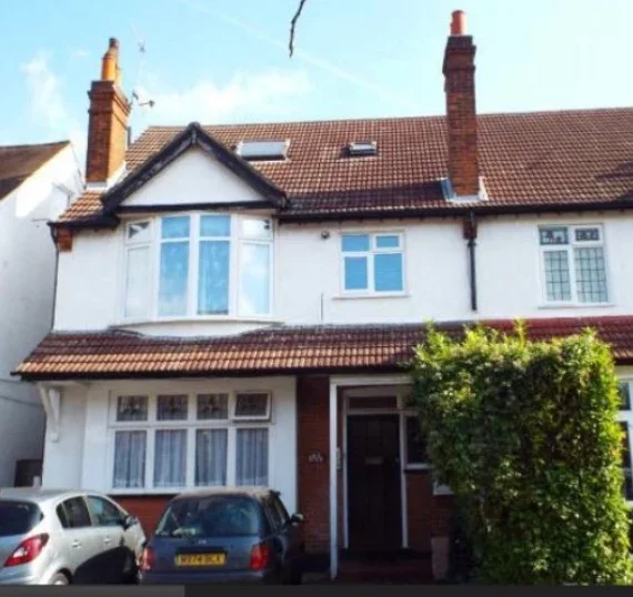 Flat Purley Park Road in Greater London