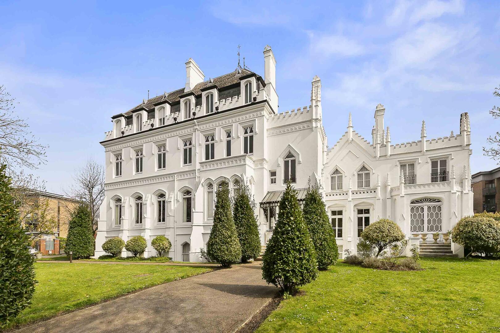 Flat Goldhawk Road in Greater London