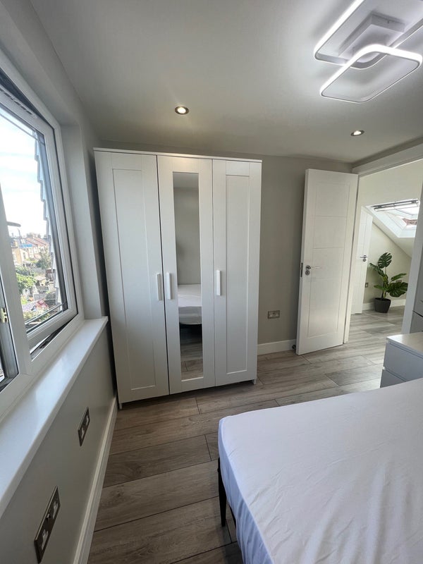 Room Meanley Road in Greater London