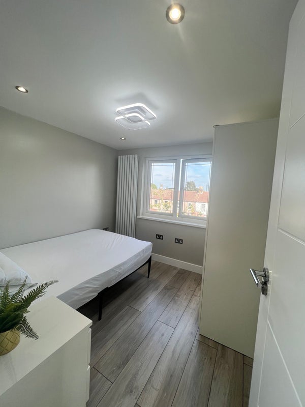 Room Meanley Road in Greater London