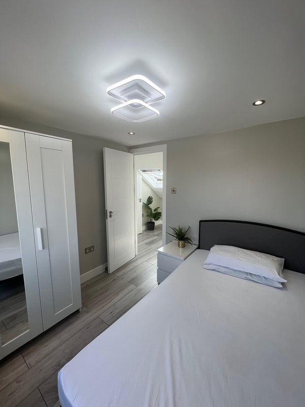 Room Meanley Road in Greater London