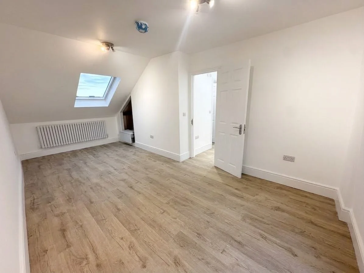 Flat Percy Road in Greater London