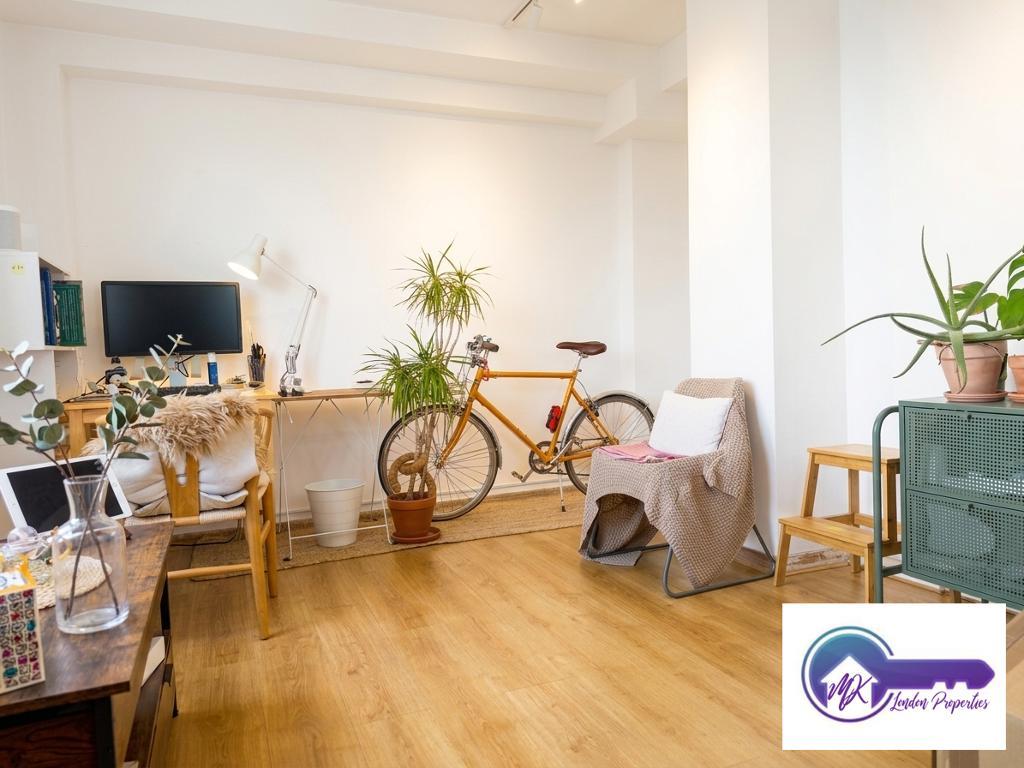 Flat Clifton Road in Greater London