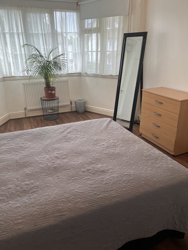 Room Mayfield Avenue in Greater London