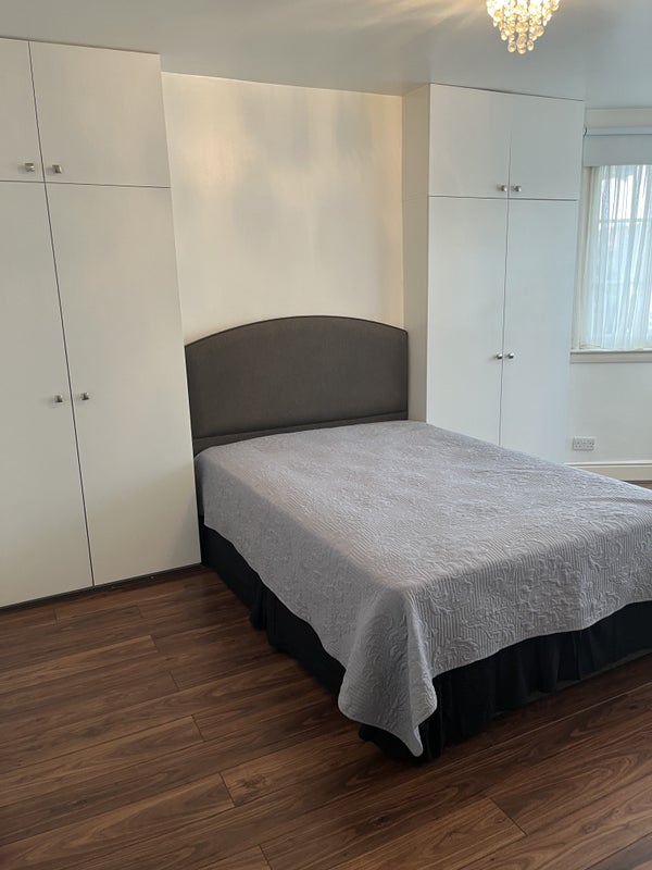 Room Mayfield Avenue in Greater London