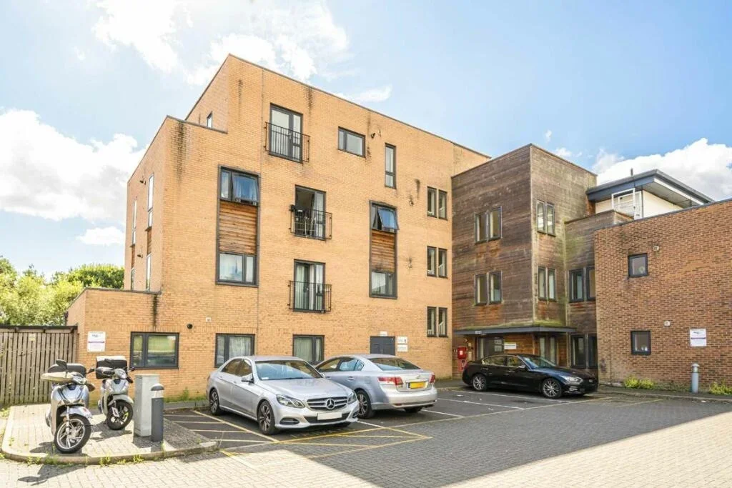 Flat Orchard Road in Greater London