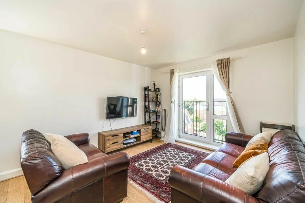 Flat Orchard Road in Greater London
