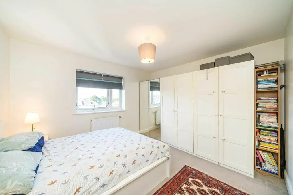 Flat Orchard Road in Greater London