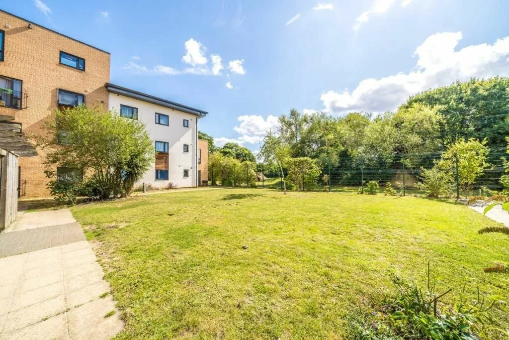 Flat Orchard Road in Greater London