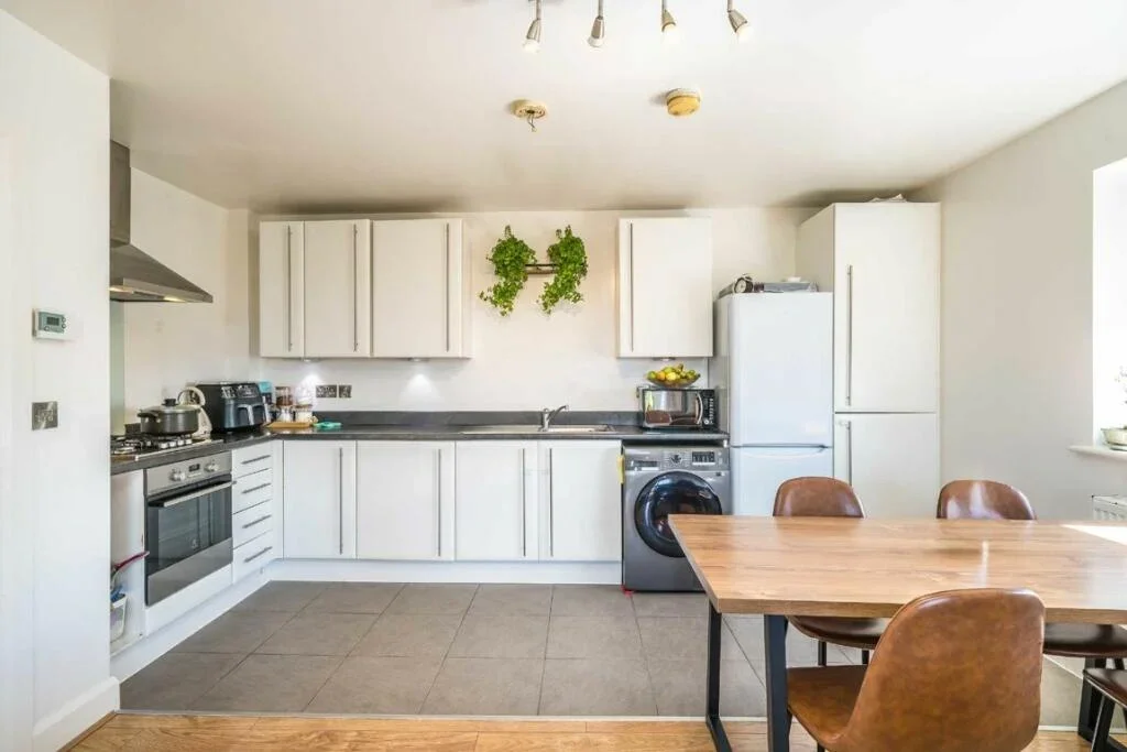 Flat Orchard Road in Greater London