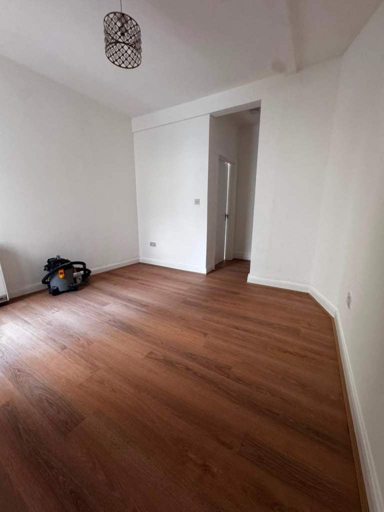 Flat Garfield Road in Greater London