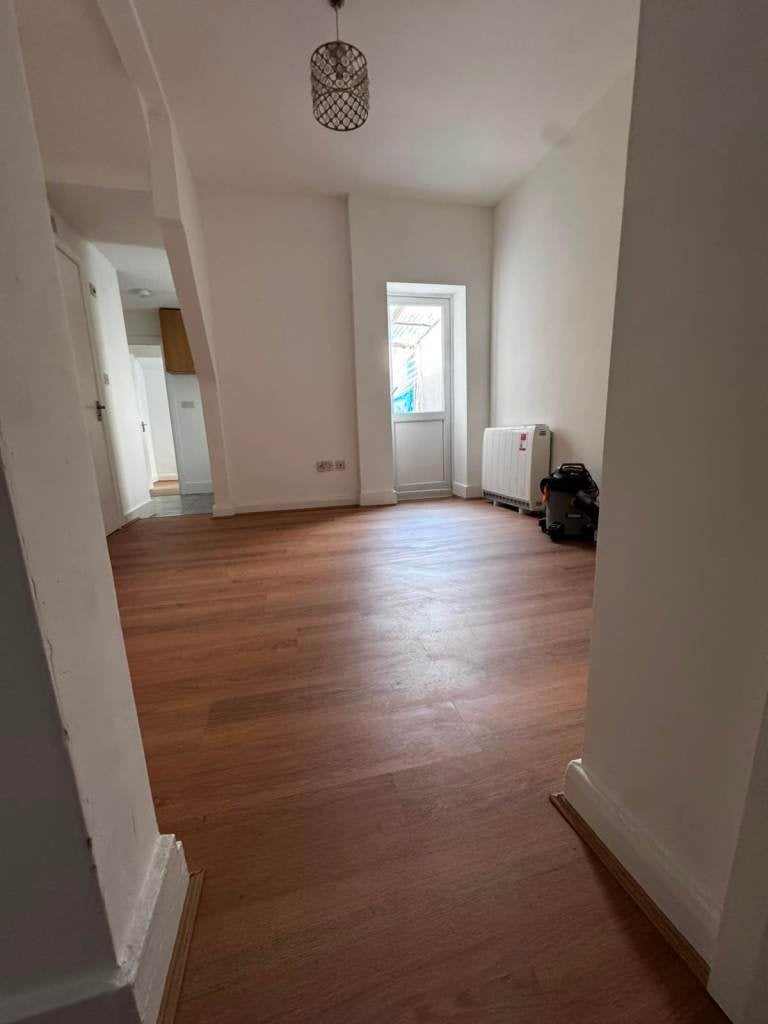 Flat Garfield Road in Greater London