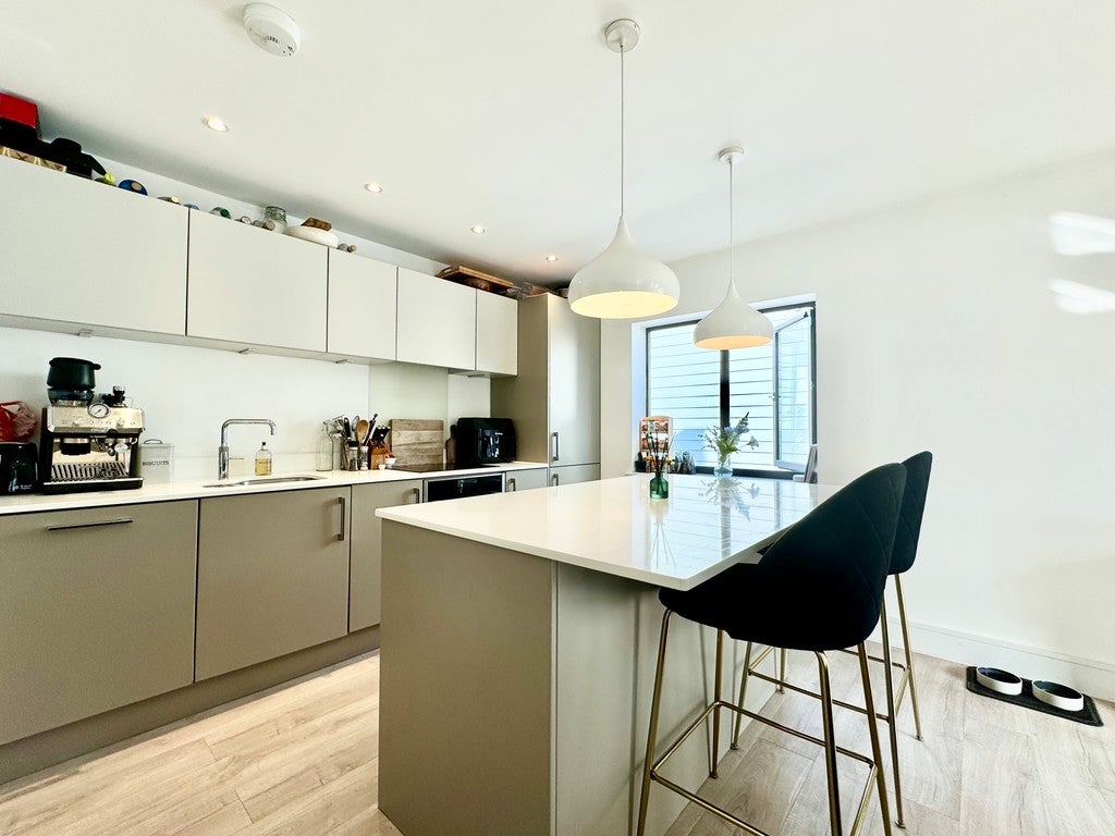 Flat Oval Road in Greater London