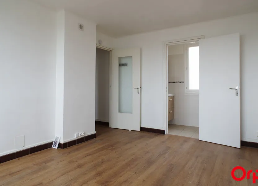 Flat Rue Louise Michel in Vénissieux