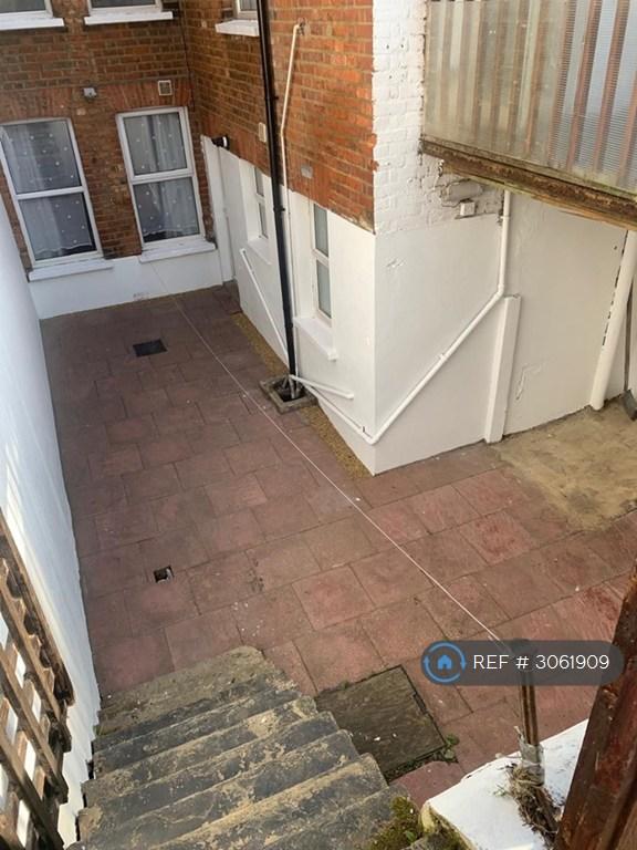 Flat Vicarage Road in Greater London