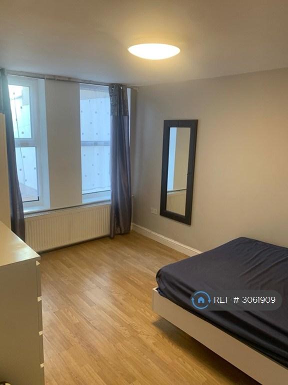 Flat Vicarage Road in Greater London