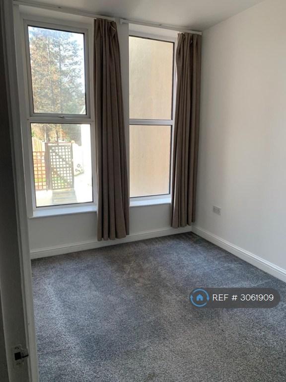 Flat Vicarage Road in Greater London