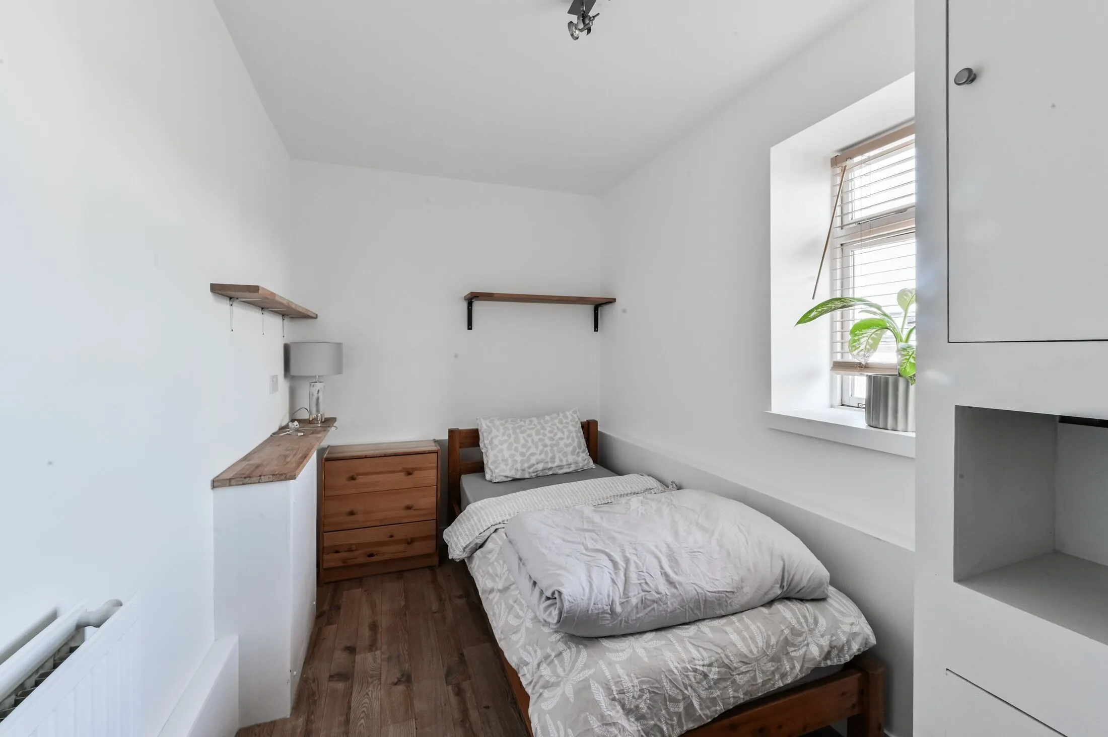 Flat Biggerstaff Street in Greater London