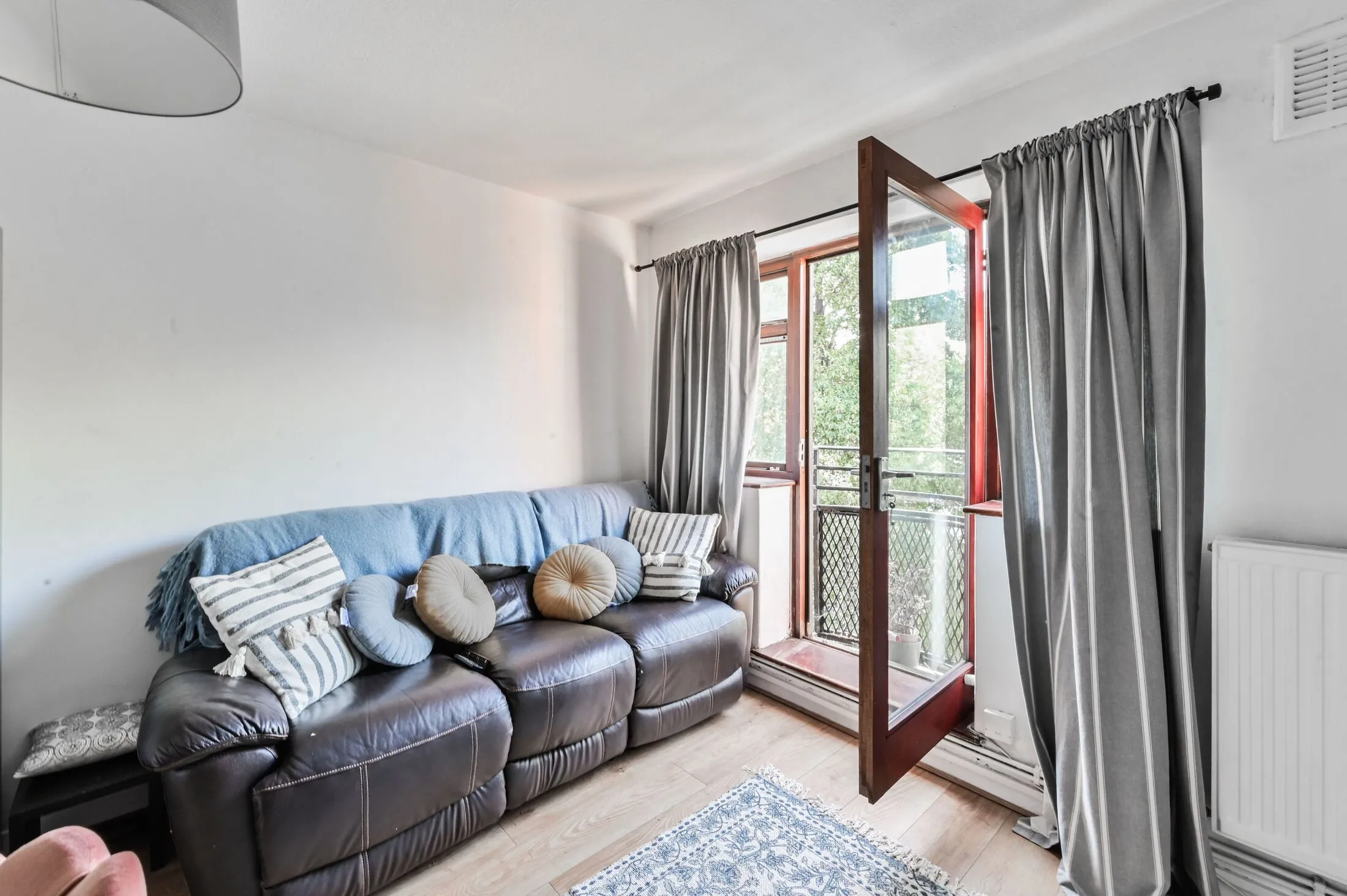 Flat Biggerstaff Street in Greater London