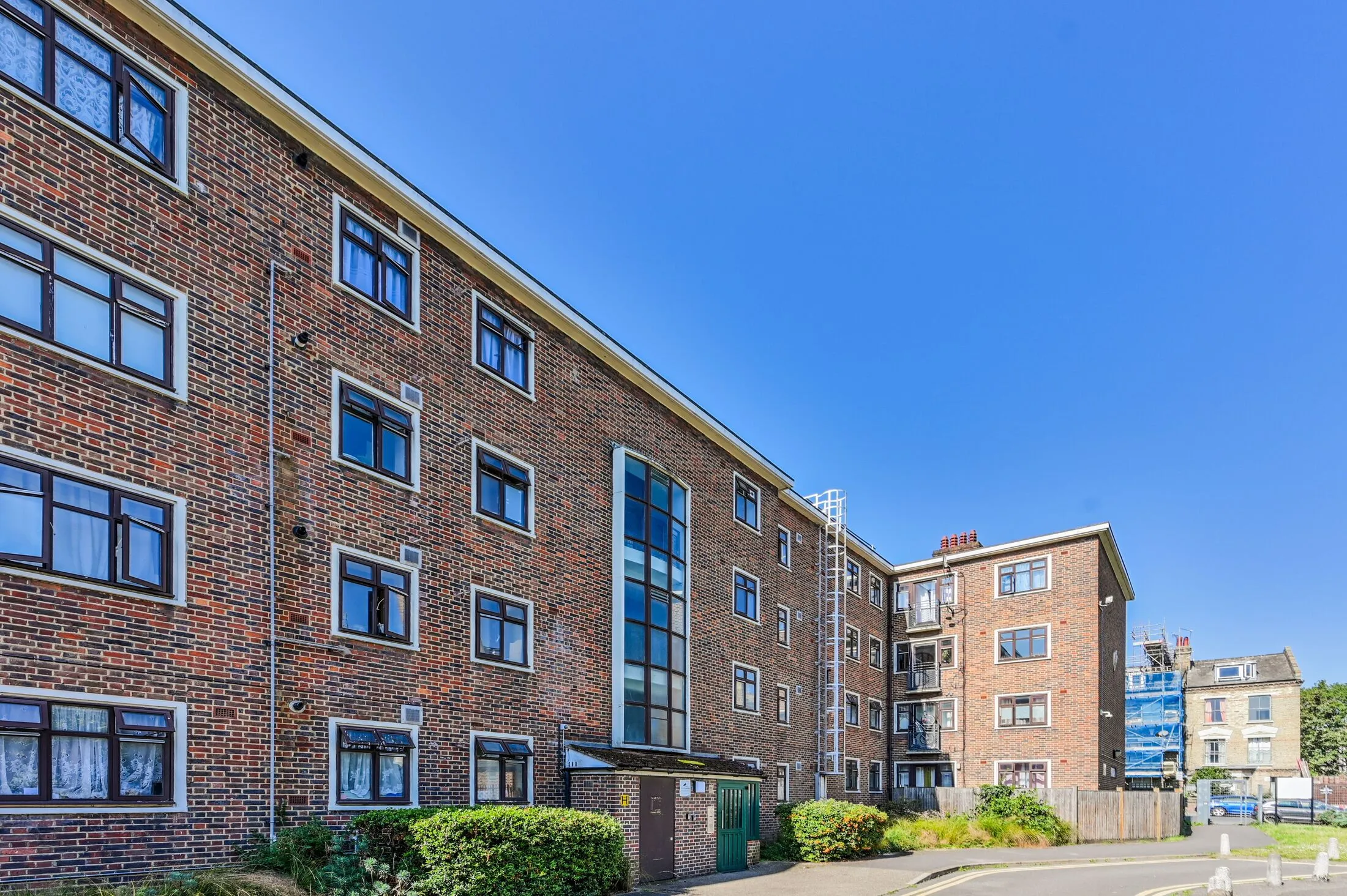 Flat Biggerstaff Street in Greater London