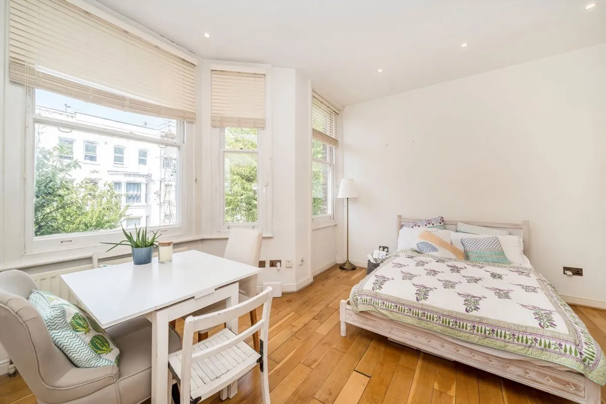Flat Netherwood Road in Greater London