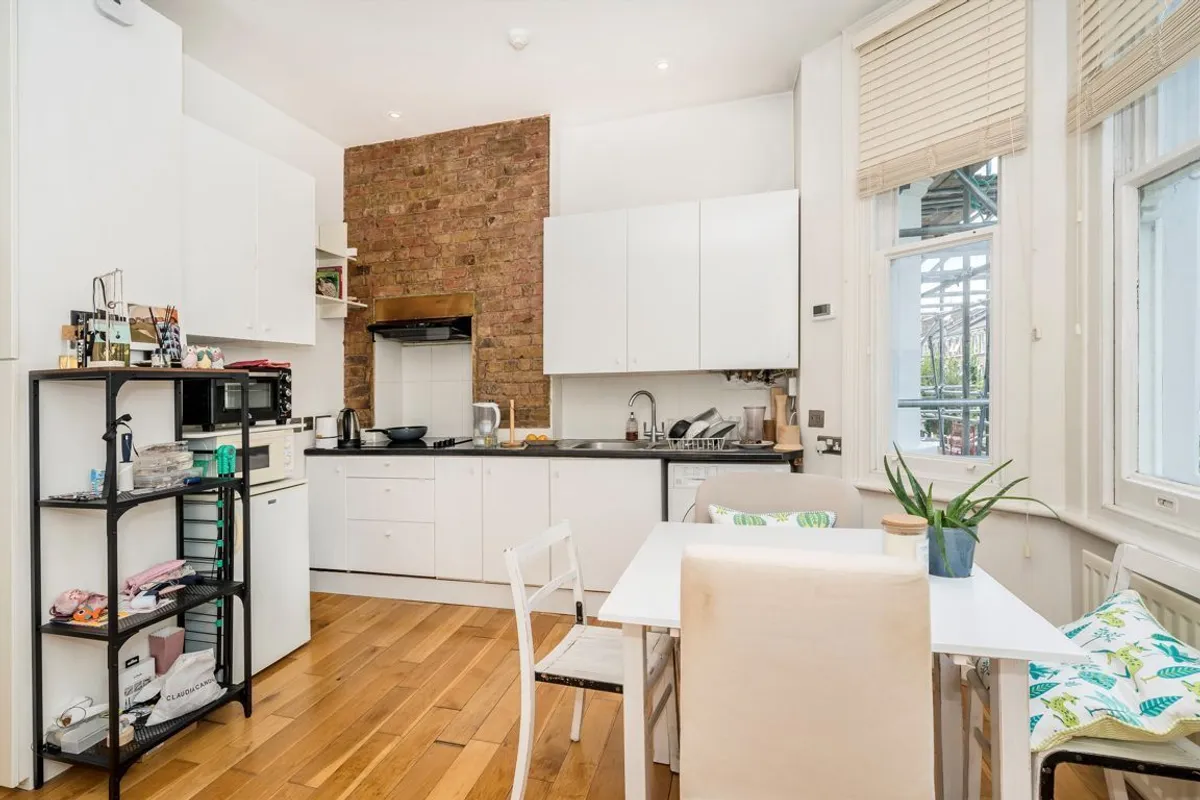 Flat Netherwood Road in Greater London