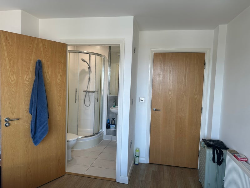 Room Larden Road in Greater London