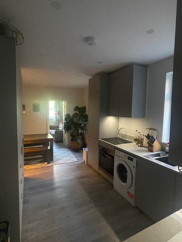 Flat Vale Road in Greater London