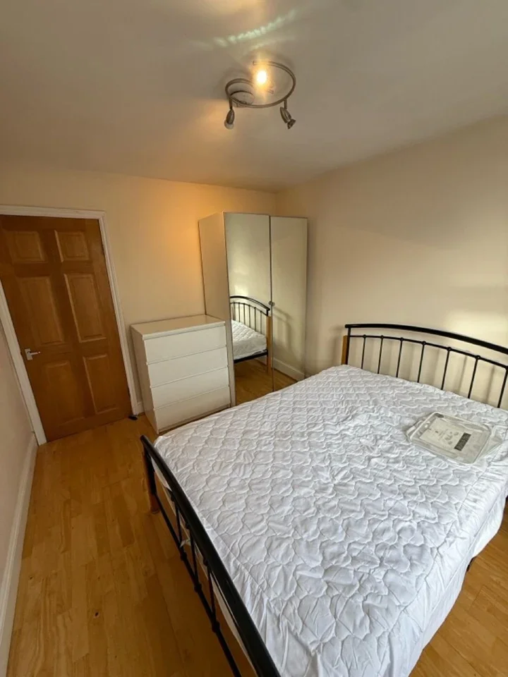 Flat Saint John's Hill in Greater London
