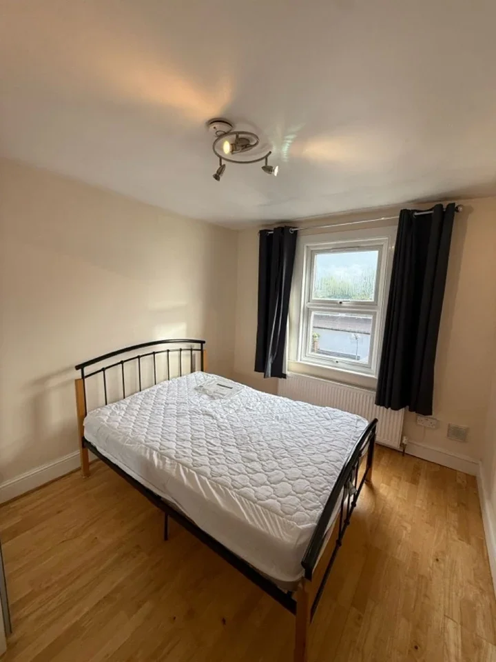 Flat Saint John's Hill in Greater London