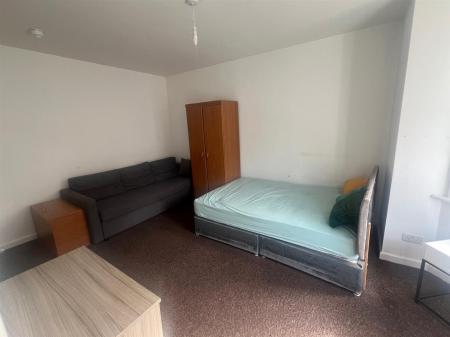 Room Alexandra Road in Poole