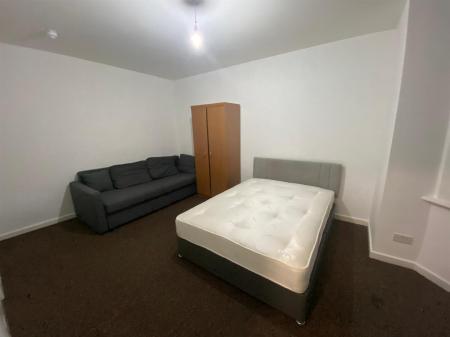 Room Alexandra Road in Poole