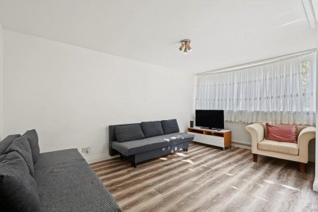 Flat Hedingham Close in Greater London