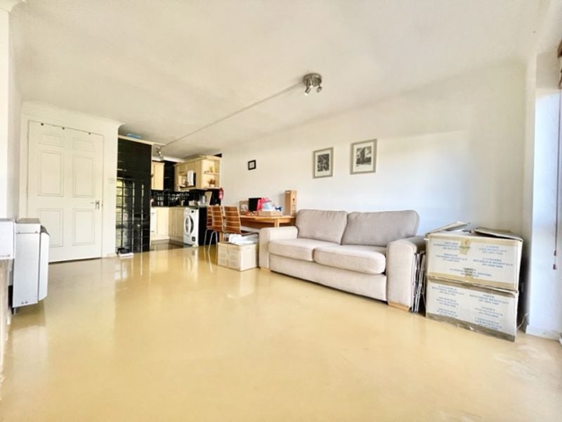 Flat Graces Alley in Greater London