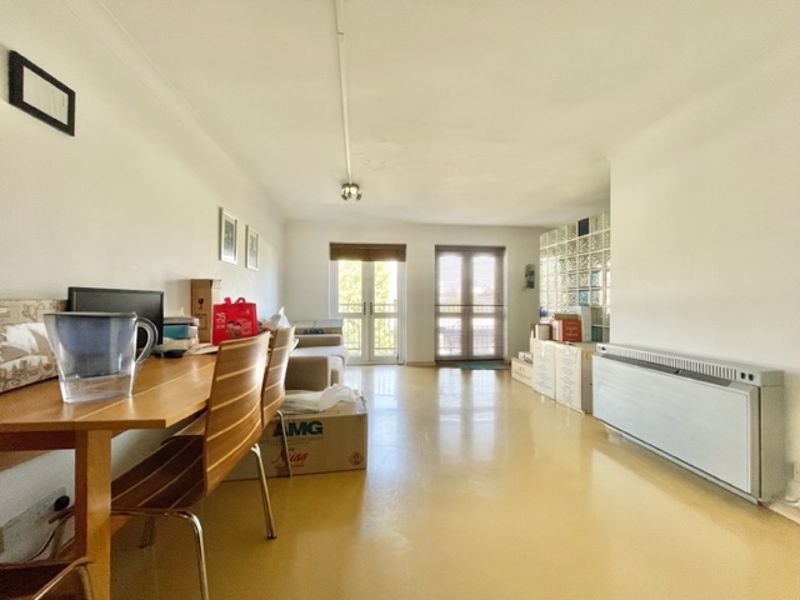 Flat Graces Alley in Greater London