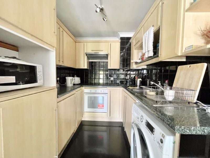 Flat Graces Alley in Greater London