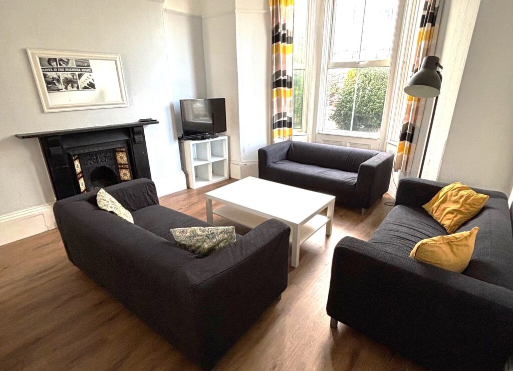 Room Hill Park Crescent in Plymouth
