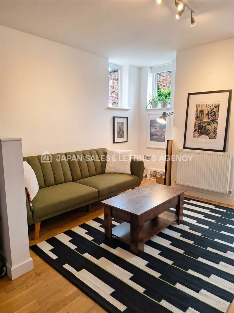 House Altenburg Avenue in Greater London