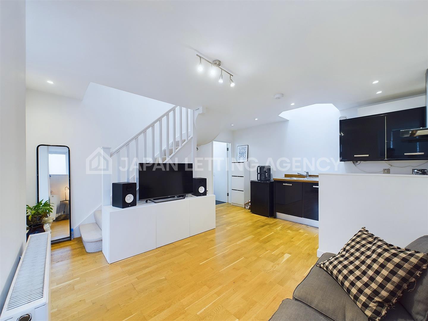 House Altenburg Avenue in Greater London