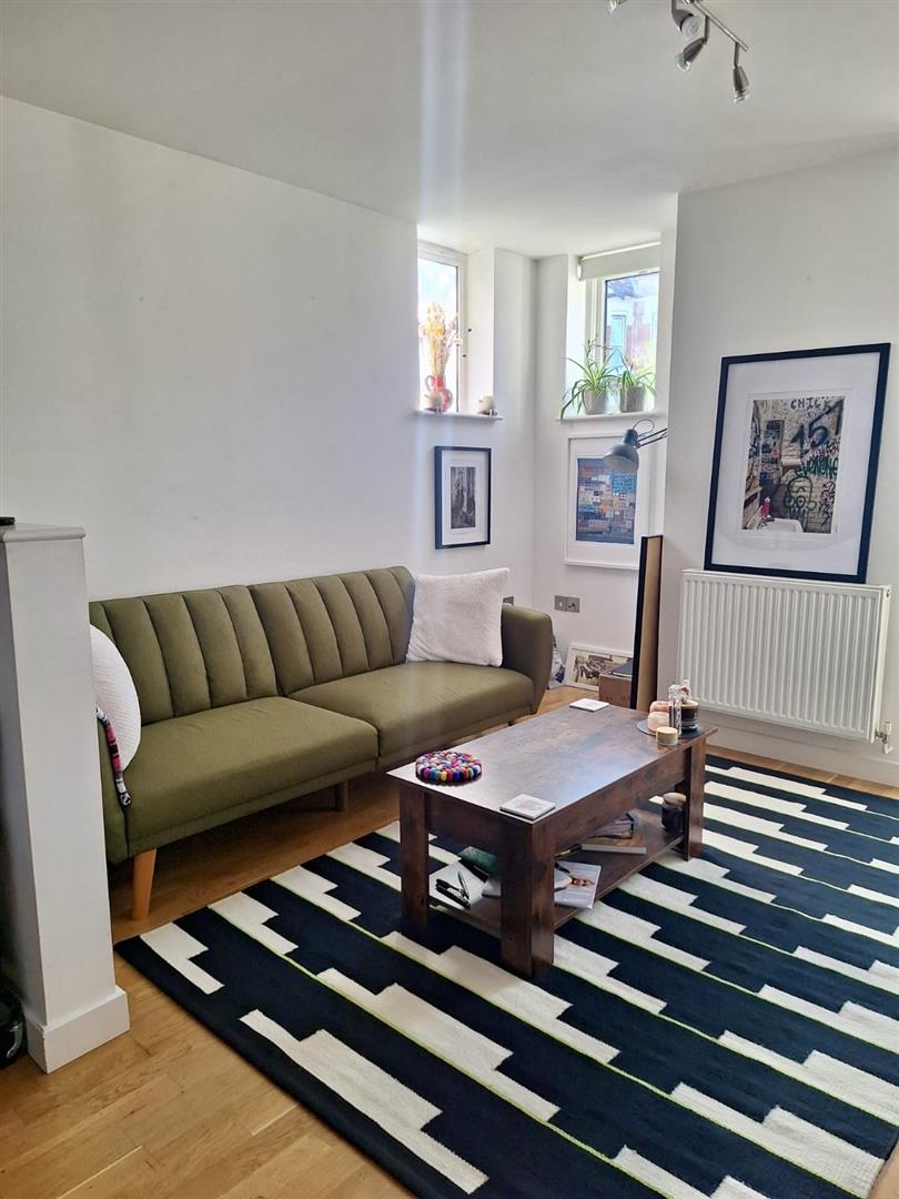 House Altenburg Avenue in Greater London