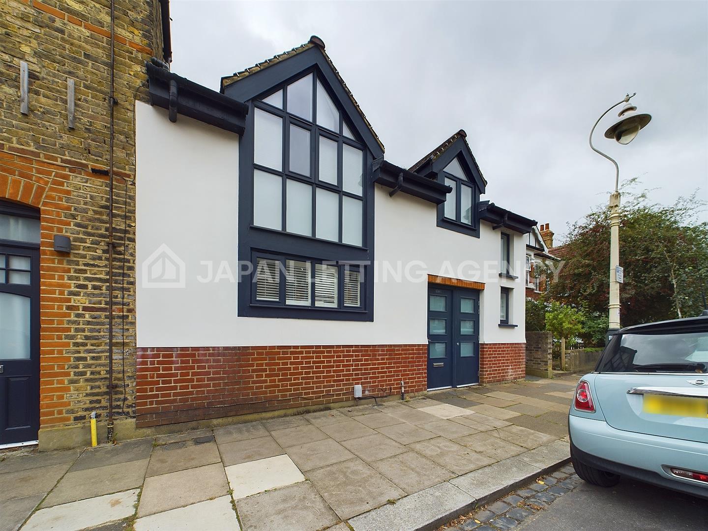House Altenburg Avenue in Greater London