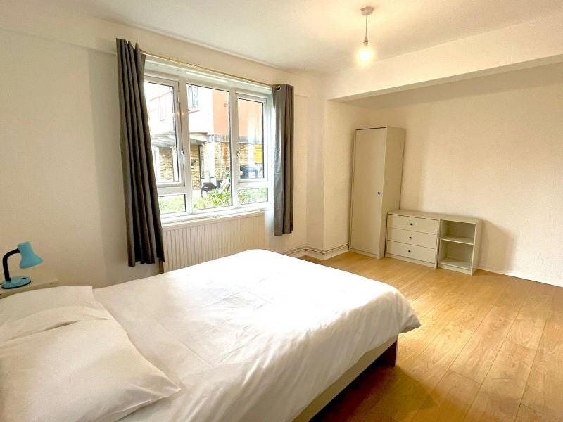 Room Clifton Road in Greater London