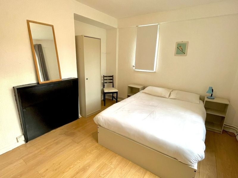Room Clifton Road in Greater London