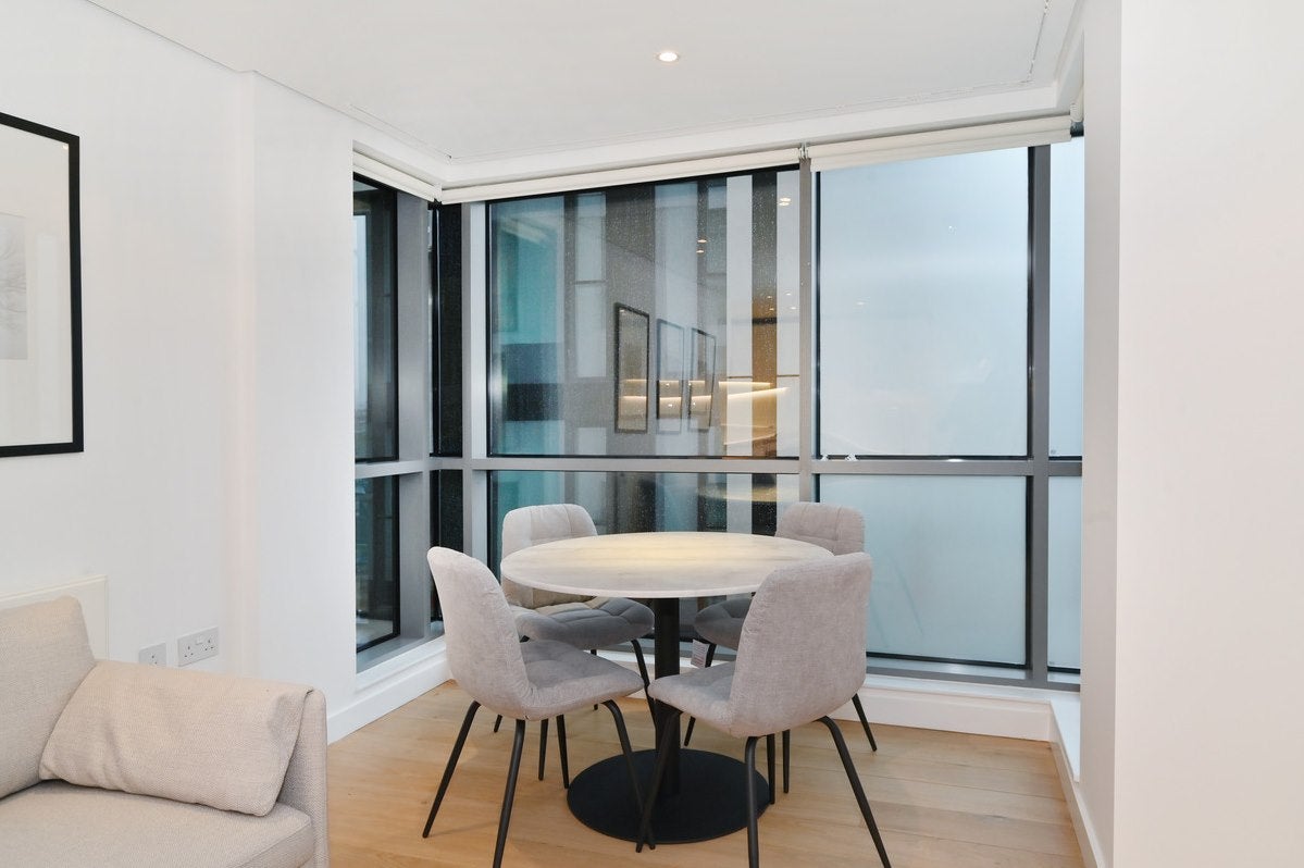Flat Merchant Square in London